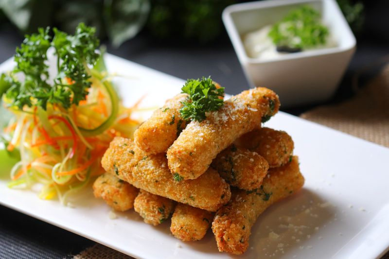 Mozzarella sticks with marinara dipping sauce